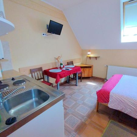 Burg Apartman Gyula Exterior photo
