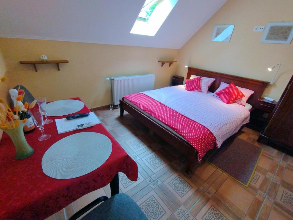 Burg Apartman Gyula Exterior photo